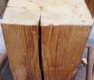 Holzbalken mit Riss.JPG Holzbalken mit Riss.JPG